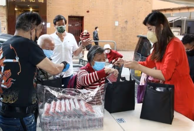 洪金寶兒媳太有愛心！每周免費派100個盒飯給老人，稱會堅持下去