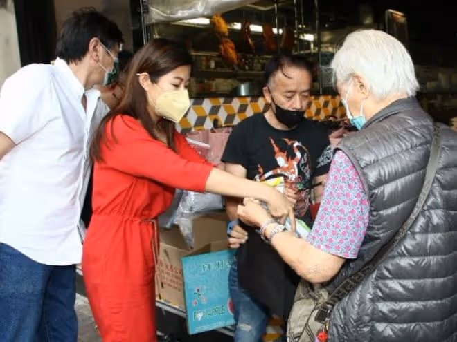 洪金寶兒媳太有愛心！每周免費派100個盒飯給老人，稱會堅持下去