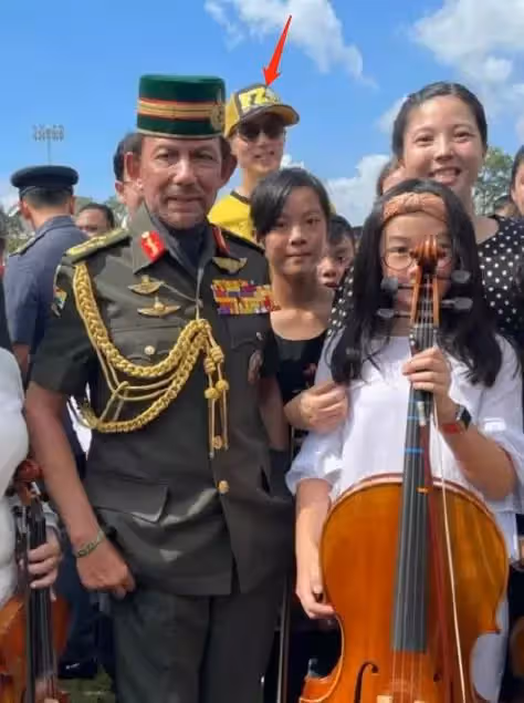 吳尊女兒近照曝光，變化驚人，與汶萊國王貼身合影，10歲身高直追爸肩膀，大長腿吸睛