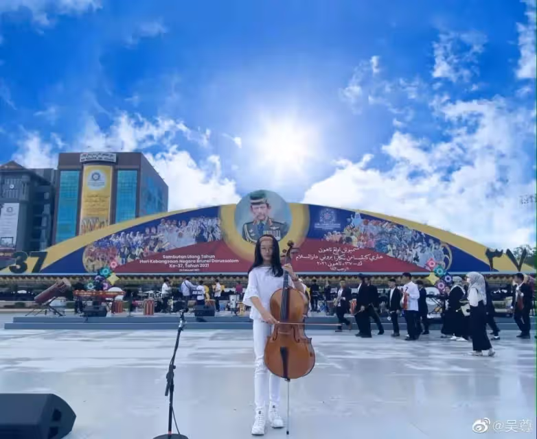 吳尊女兒近照曝光，變化驚人，與汶萊國王貼身合影，10歲身高直追爸肩膀，大長腿吸睛