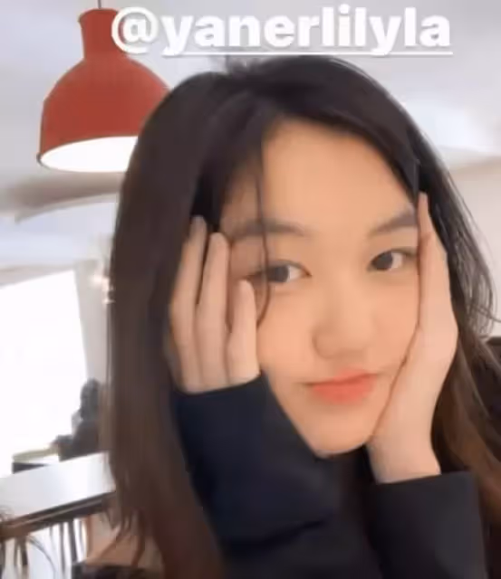 王菲15歲女兒李嫣近照曝光，懟臉自拍超自信，黑髮造型神似媽媽