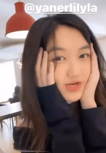 王菲15歲女兒李嫣近照曝光，懟臉自拍超自信，黑髮造型神似媽媽