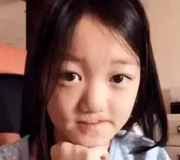 王菲15歲女兒李嫣近照曝光，懟臉自拍超自信，黑髮造型神似媽媽
