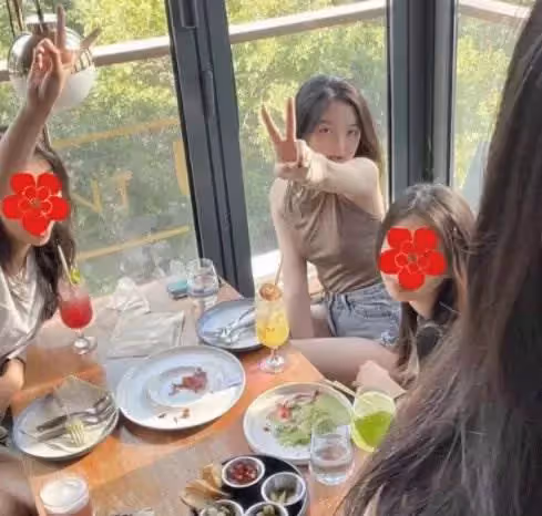王菲15歲女兒李嫣近照曝光，懟臉自拍超自信，黑髮造型神似媽媽