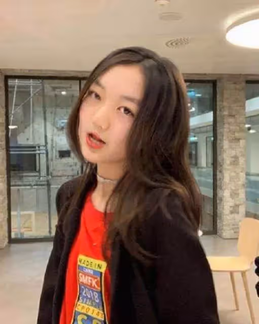 王菲15歲女兒李嫣近照曝光，懟臉自拍超自信，黑髮造型神似媽媽
