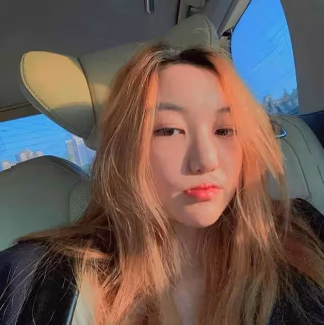 王菲15歲女兒李嫣近照曝光，懟臉自拍超自信，黑髮造型神似媽媽