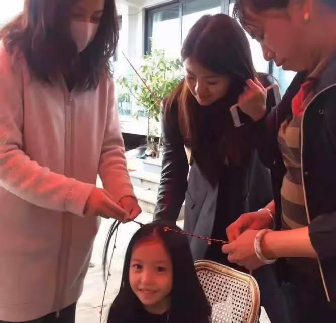 趙薇11歲女兒長大了,近照曝光皮膚白皙,清澈大眼像極小燕子,老公久未露面婚姻成謎