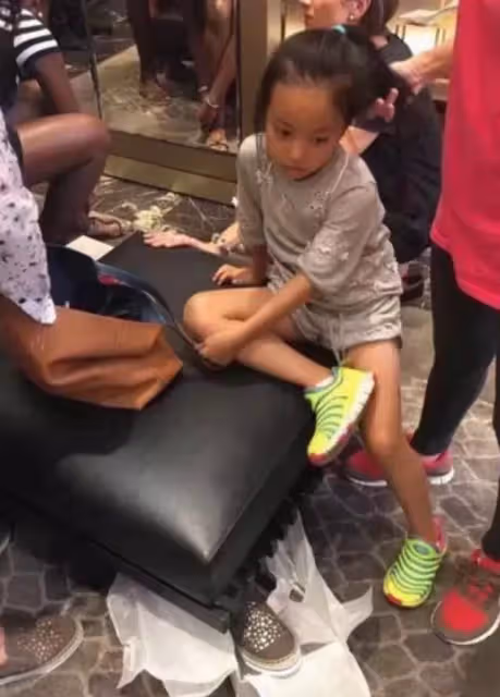 趙薇11歲女兒長大了,近照曝光皮膚白皙,清澈大眼像極小燕子,老公久未露面婚姻成謎
