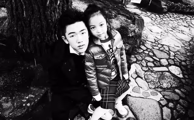 趙薇11歲女兒長大了,近照曝光皮膚白皙,清澈大眼像極小燕子,老公久未露面婚姻成謎