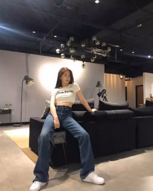 Twins合體出門買菜,阿sa穿牛仔褲又瘦又高,阿嬌要靠寬大T恤藏肉!