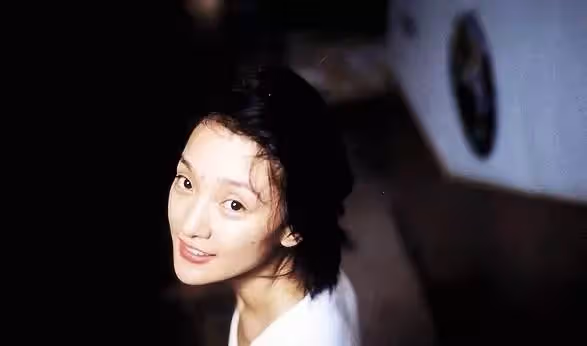 周迅素顏現身眼袋突出,打扮隨意穿拖鞋髮際線高聳,手上僅戴一塊錢發繩,網:我相信她46歲了