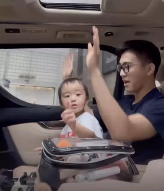 奚夢瑤首次曝光兒子正臉,何廣燊長相清秀跟媽媽如粘貼複製,娃娃音奶萌可愛