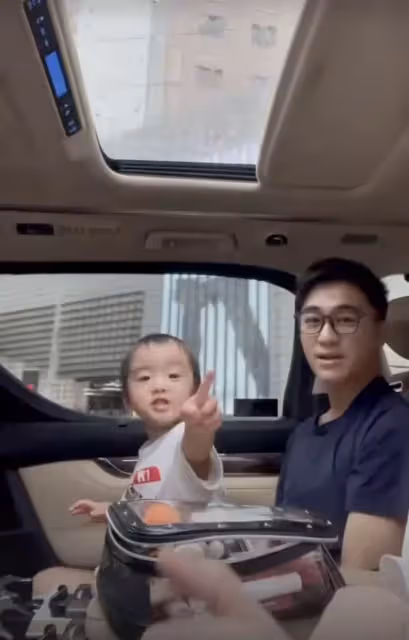 奚夢瑤首次曝光兒子正臉,何廣燊長相清秀跟媽媽如粘貼複製,娃娃音奶萌可愛