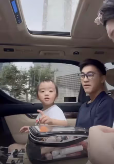奚夢瑤首次曝光兒子正臉,何廣燊長相清秀跟媽媽如粘貼複製,娃娃音奶萌可愛