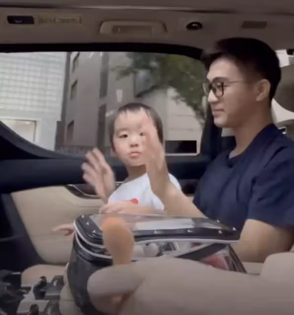 奚夢瑤首次曝光兒子正臉,何廣燊長相清秀跟媽媽如粘貼複製,娃娃音奶萌可愛