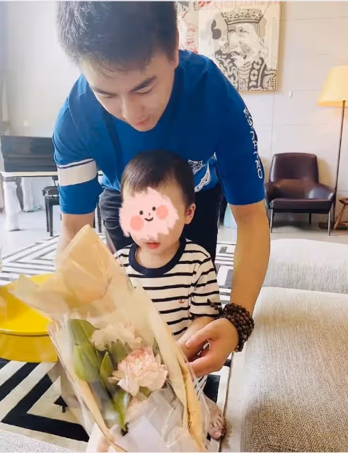 奚夢瑤首次曝光兒子正臉,何廣燊長相清秀跟媽媽如粘貼複製,娃娃音奶萌可愛