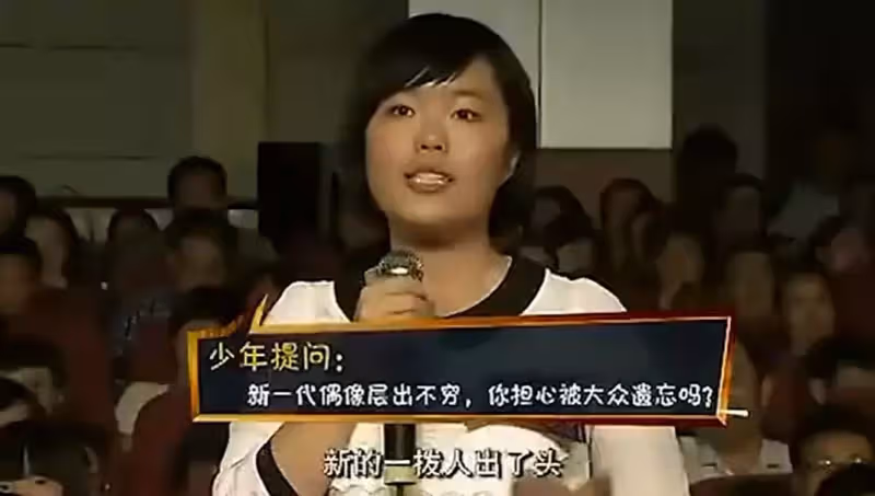 41歲蔡依林近照身材火辣，身形凹凸單腳抬高秀出傲人上圍，衣服破洞露大片肌膚，網：天后真敢穿