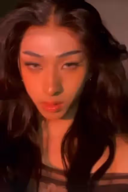 伊能靜20歲兒子熱衷女裝,曬露肩裝配波浪卷造型,比女生還嫵媚