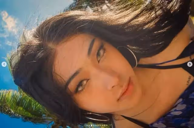 伊能靜20歲兒子熱衷女裝,曬露肩裝配波浪卷造型,比女生還嫵媚