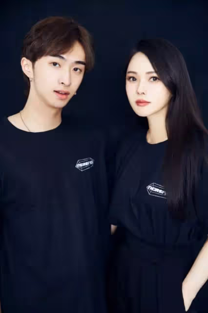 伊能靜20歲兒子熱衷女裝,曬露肩裝配波浪卷造型,比女生還嫵媚