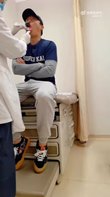 鄭愷被魚刺卡喉折磨24小時　求醫無效竟靠太太一招搞定