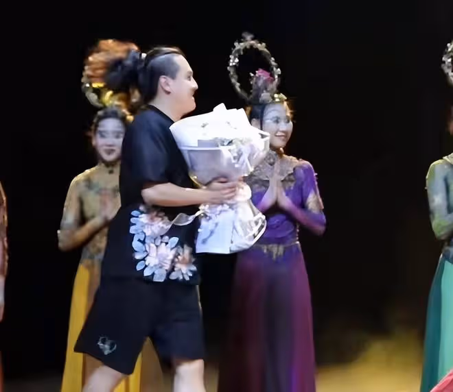 突發!63歲楊麗萍舞台上遭男性撲倒,表情失控摔倒在地場面混亂