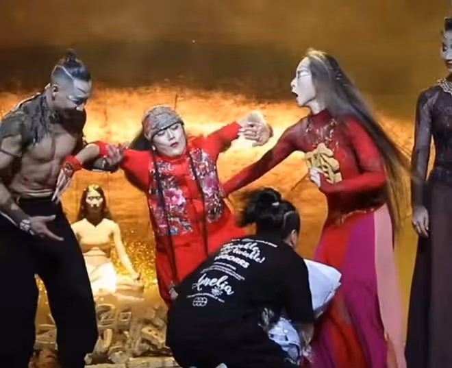 突發!63歲楊麗萍舞台上遭男性撲倒,表情失控摔倒在地場面混亂