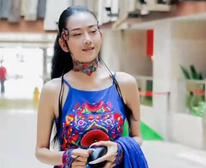 突發!63歲楊麗萍舞台上遭男性撲倒,表情失控摔倒在地場面混亂