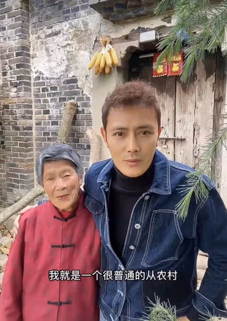 37歲男演員定居農村,下地幹活渾身是泥,照顧九旬奶奶住簡陋平房