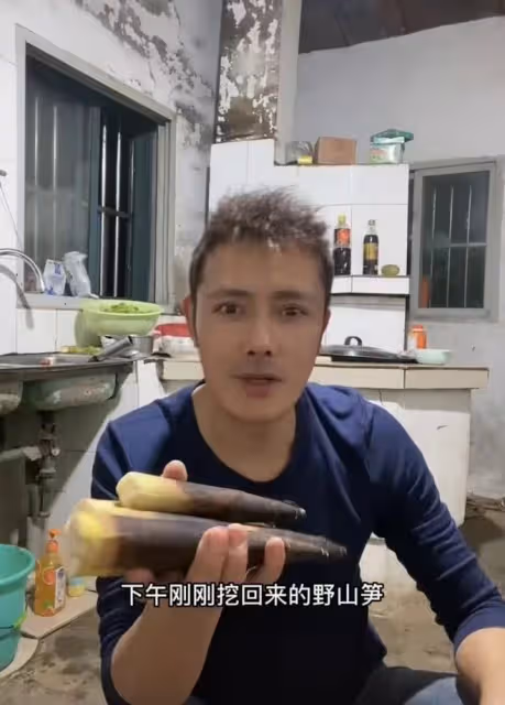 37歲男演員定居農村,下地幹活渾身是泥,照顧九旬奶奶住簡陋平房