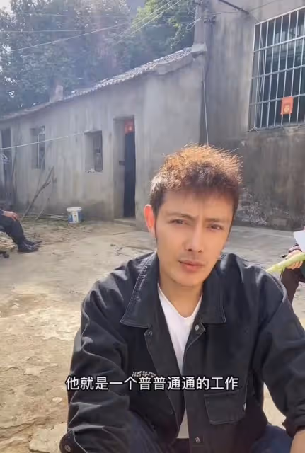 37歲男演員定居農村,下地幹活渾身是泥,照顧九旬奶奶住簡陋平房