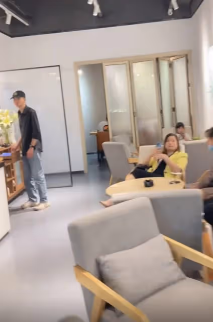 恭喜!港星蔡淇俊內地開新店,眾星現身支持,32元一杯飲料賣到爆