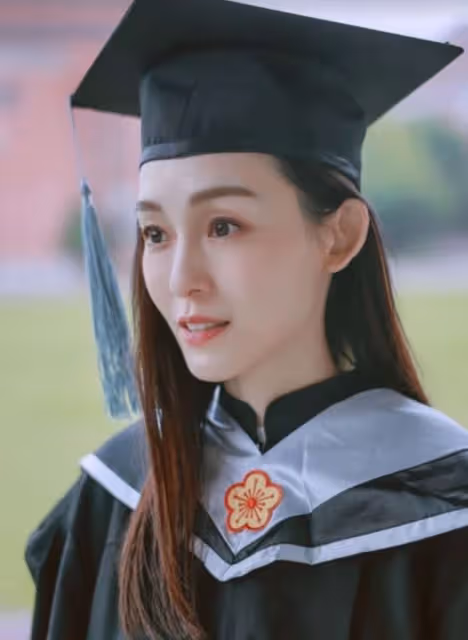 46歲范瑋琪碩士畢業!穿碩士服顯優雅知性,陳建州稱全家以她為榮