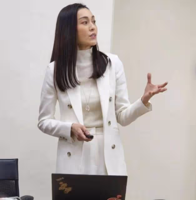 46歲范瑋琪碩士畢業!穿碩士服顯優雅知性,陳建州稱全家以她為榮
