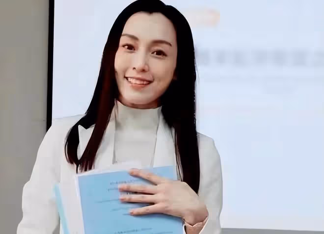 46歲范瑋琪碩士畢業!穿碩士服顯優雅知性,陳建州稱全家以她為榮
