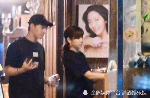 朴信惠婚後罕曬自拍照!孕晚期臉部輕微浮腫,幸福與好友相聚