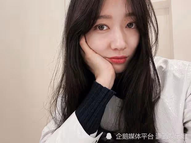 朴信惠婚後罕曬自拍照!孕晚期臉部輕微浮腫,幸福與好友相聚