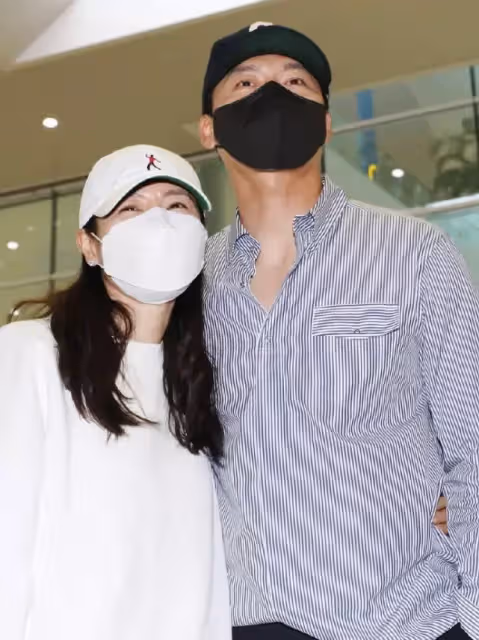玄彬孫藝珍再曝新婚紗照,兩人親密依偎牽手放閃,超大婚戒首曝光