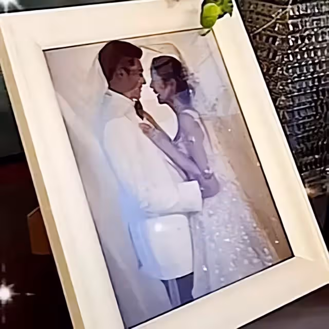 玄彬孫藝珍再曝新婚紗照,兩人親密依偎牽手放閃,超大婚戒首曝光