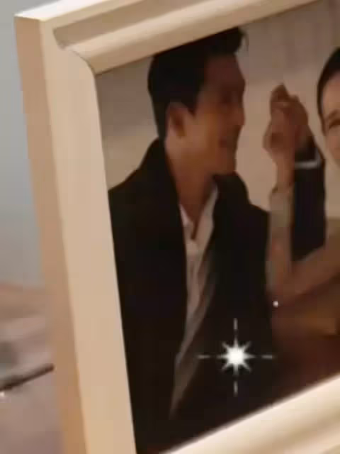 玄彬孫藝珍再曝新婚紗照,兩人親密依偎牽手放閃,超大婚戒首曝光