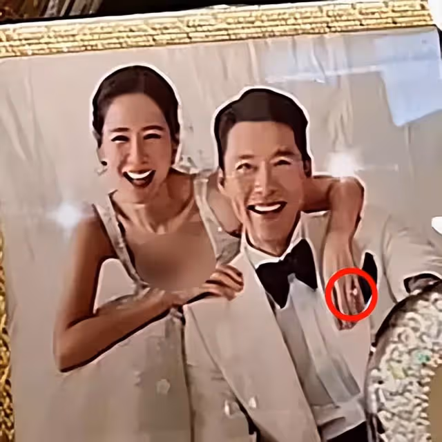 玄彬孫藝珍再曝新婚紗照,兩人親密依偎牽手放閃,超大婚戒首曝光
