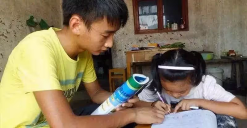 13歲哥哥幫7歲妹妹開個家長會，老師質問他原因，在場的家長聽了都流淚滿面