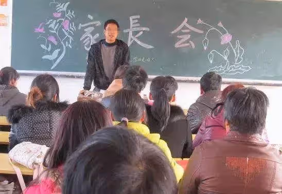 13歲哥哥幫7歲妹妹開個家長會,老師質問他原因,在場的家長聽了都流淚滿面