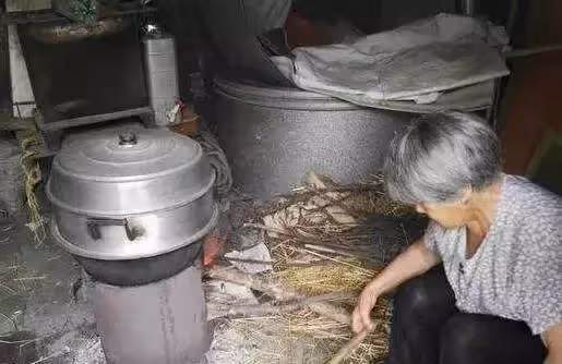 13歲哥哥幫7歲妹妹開個家長會,老師質問他原因,在場的家長聽了都流淚滿面