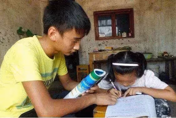 13歲哥哥幫7歲妹妹開個家長會,老師質問他原因,在場的家長聽了都流淚滿面