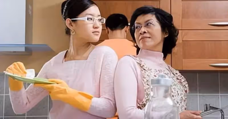 丈夫月薪幾萬，妻子卻每天拖拖地做做飯，婆婆：你看你娶的是什麼