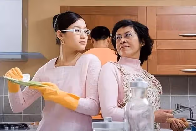 丈夫月薪幾萬,妻子卻每天拖拖地做做飯,婆婆:你看你娶的是什麼