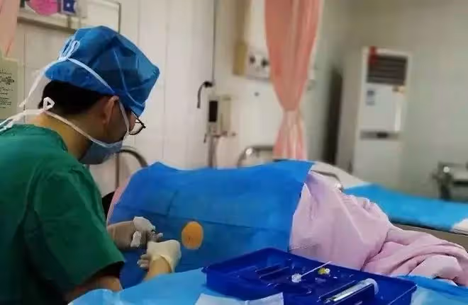 丈夫月薪幾萬,妻子卻每天拖拖地做做飯,婆婆:你看你娶的是什麼