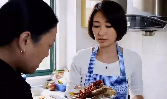 丈夫月薪幾萬,妻子卻每天拖拖地做做飯,婆婆:你看你娶的是什麼