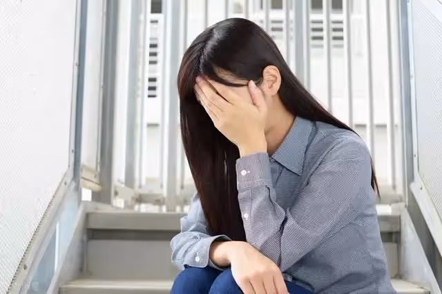 父親理直氣壯地帶著弟弟一家7口人過來住,父親:一家人,我:滾